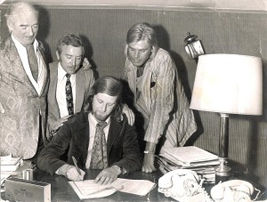 Onder tekening contract met Eddy Barclay op de Aveneu de Friedlannd te Parijs.